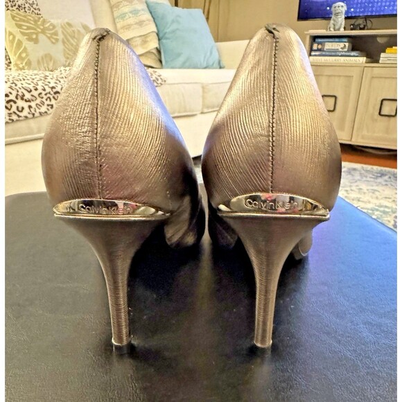 NEW Calvin Klein Gayle Shimmery Platinum Pumps Sz 9.5 Womens Dressy Tiny Flaw - Picture 6 of 12